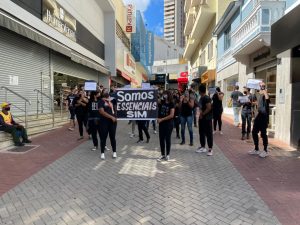 Leia mais sobre o artigo Profissionais do segmento de beleza e barbearias de Varginha protestaram nessa sexta-feira