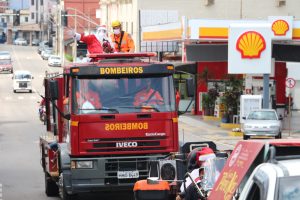 Leia mais sobre o artigo Chegada do Papai Noel ACIV animou consumidores pelas ruas de Varginha