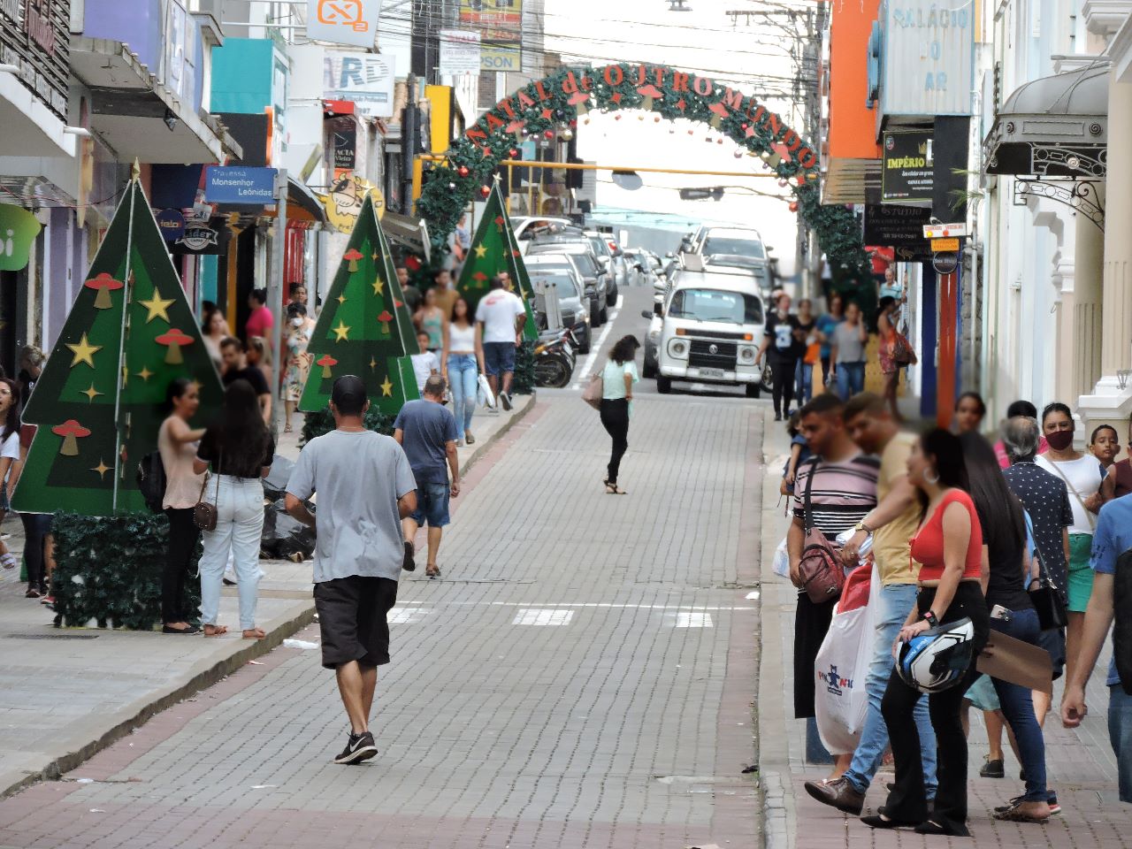No momento, você está visualizando Pesquisa aponta que compras presenciais voltam a ser principal escolha do varginhense nesse Natal