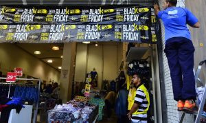 Leia mais sobre o artigo ACIV distribui balões para incentivar vendas na Black Friday em Varginha