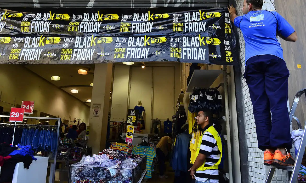 No momento, você está visualizando ACIV distribui balões para incentivar vendas na Black Friday em Varginha