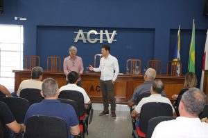 Leia mais sobre o artigo Nova Área Azul em Varginha: Comerciantes são informados em reunião na ACIV