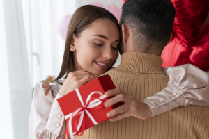 Leia mais sobre o artigo Atendimento supera o preço na hora de decidir onde comprar o presente de Dia dos Namorados